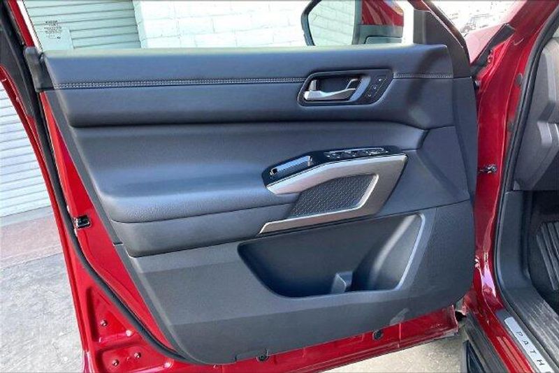 Used 2025 Nissan Pathfinder PlatinumImage 22