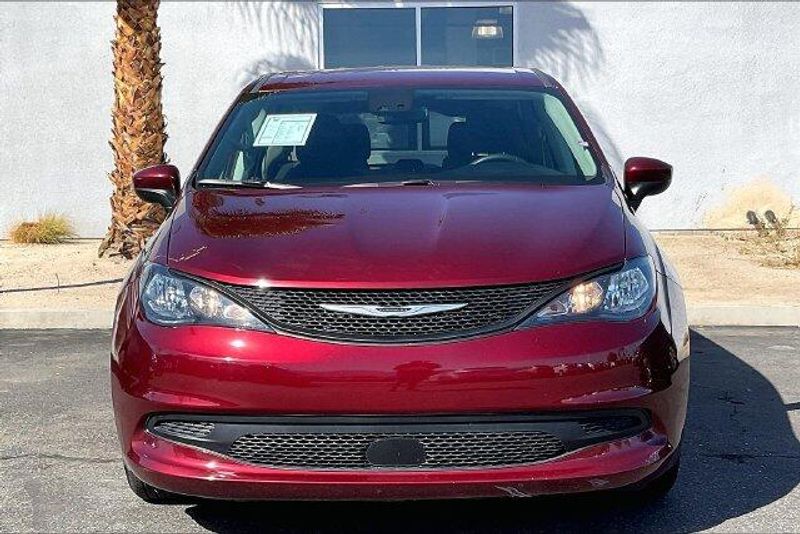 Used 2023 Chrysler Voyager LXImage 2