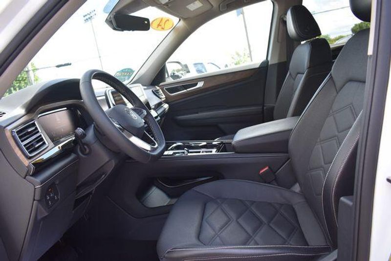 Used 2024 Volkswagen Atlas 2.0T SE w/TechnologyImage 24