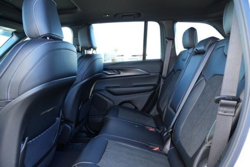 New 2025 Jeep Grand Cherokee Altitude XImage 10