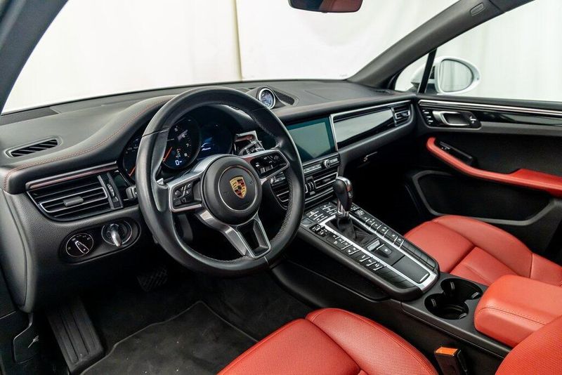 2021 Porsche Macan BaseImage 12