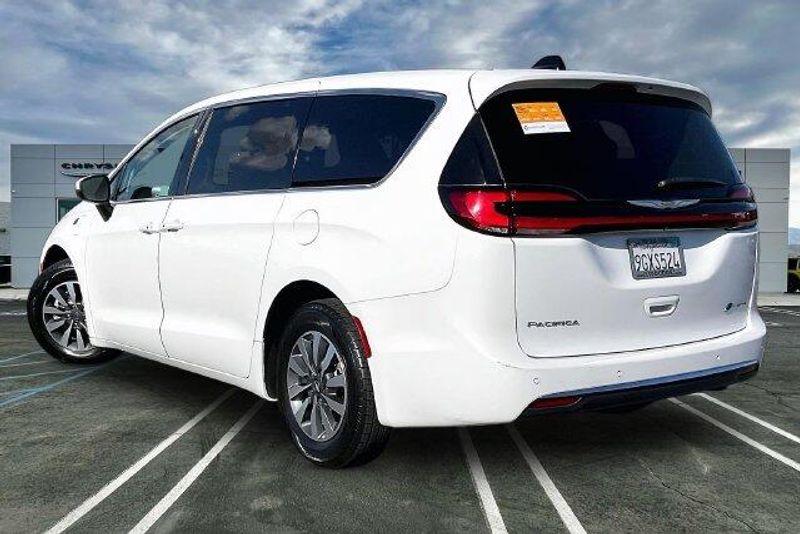Used 2023 Chrysler Pacifica Hybrid Touring LImage 10