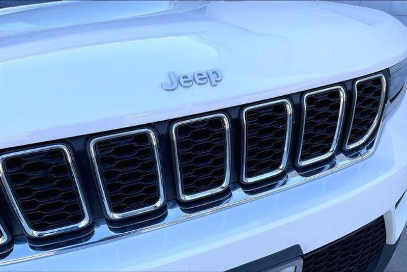 Used 2025 Jeep Grand Cherokee Laredo XImage 30