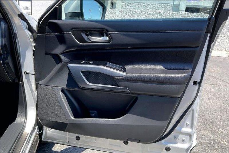 Used 2025 Nissan Pathfinder SLImage 23