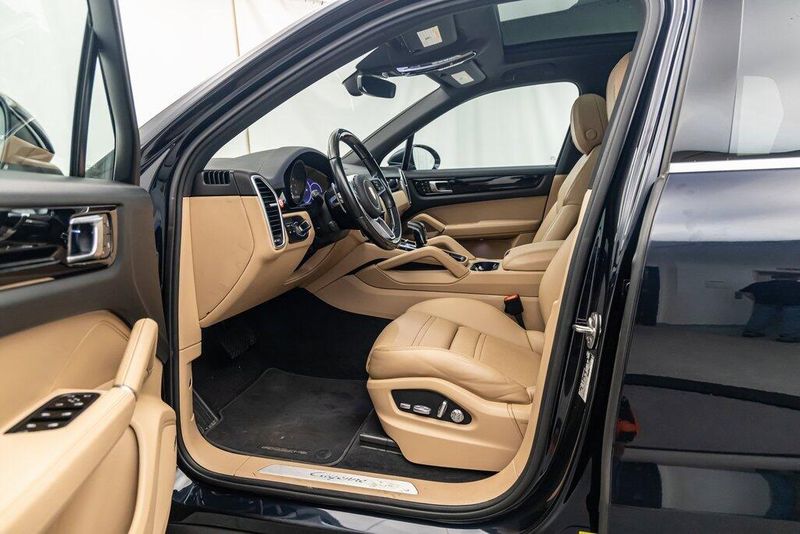 2021 Porsche Cayenne BaseImage 12