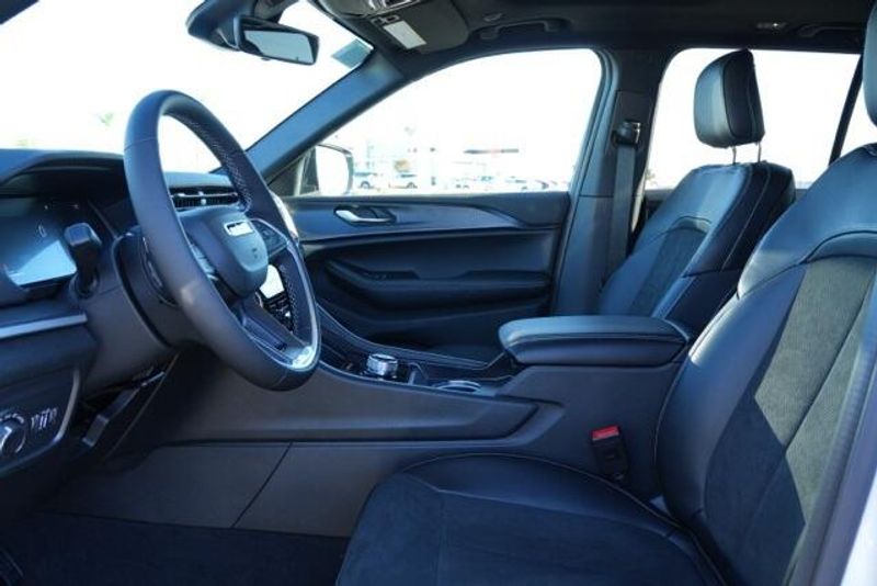 New 2025 Jeep Grand Cherokee Altitude XImage 12