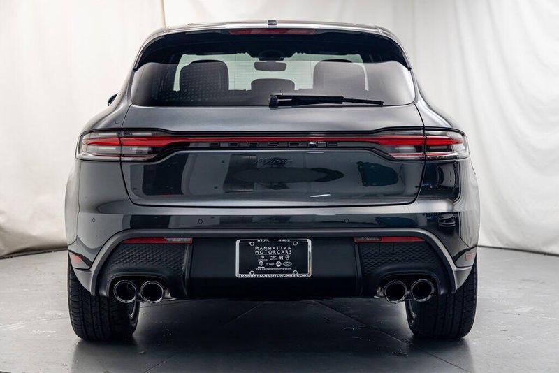 2025 Porsche Macan BaseImage 4