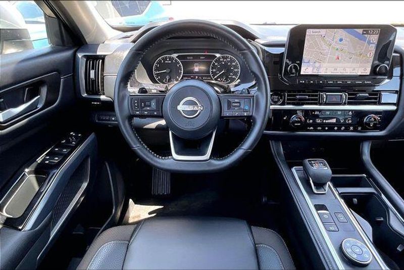 Used 2025 Nissan Pathfinder SLImage 4