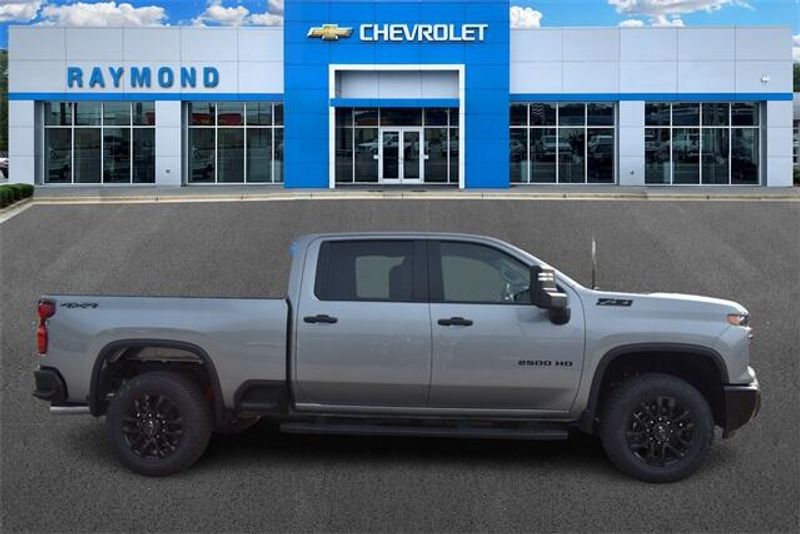 2025 Chevrolet Silverado 2500HD CustomImage 2