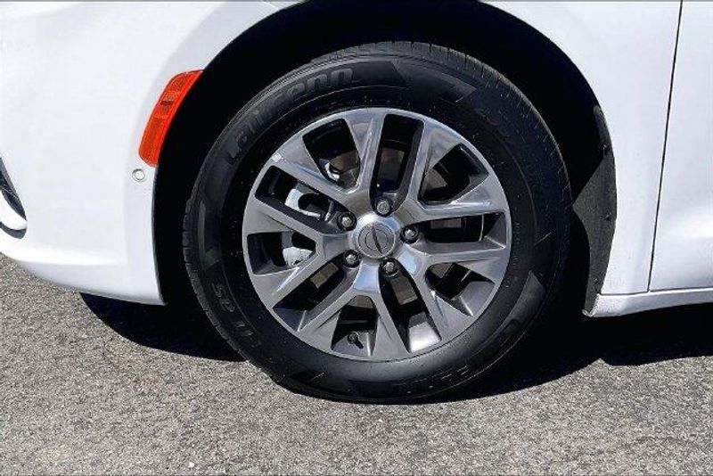Used 2023 Chrysler Pacifica Hybrid PinnacleImage 8