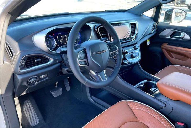 New 2026 Chrysler Pacifica PinnacleImage 6