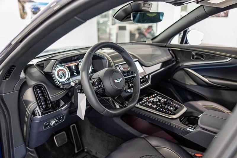 2025 Aston Martin DBX photo 21
