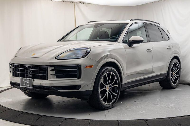 2024 Porsche Cayenne BaseImage 1