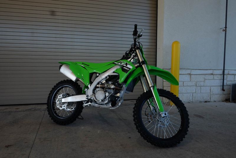 2024 KAWASAKI KX 250 in a GREEN exterior color. Family PowerSports (877) 886-1997 familypowersports.com 