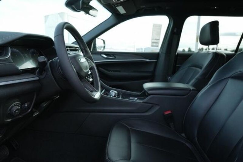 Used 2025 Jeep Grand Cherokee L LimitedImage 11