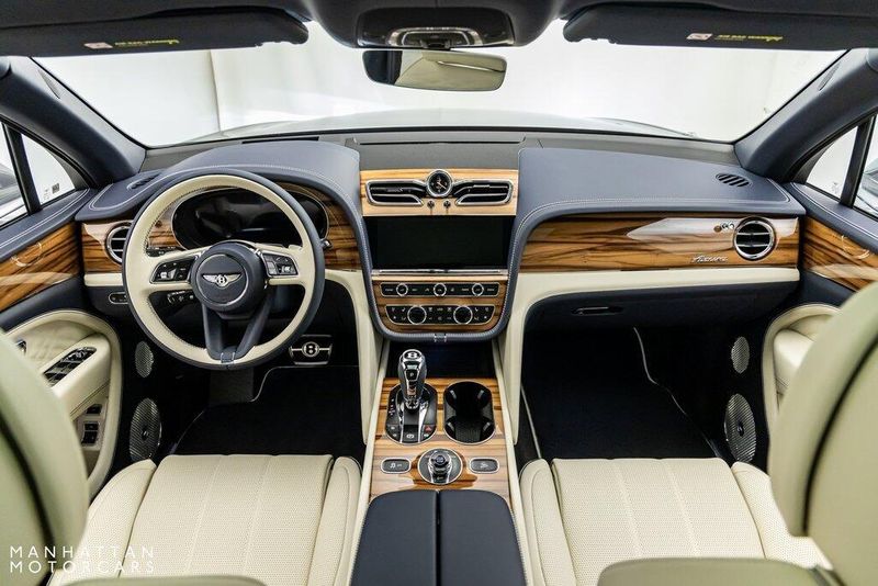 2024 Bentley Bentayga EWB V8Image 19