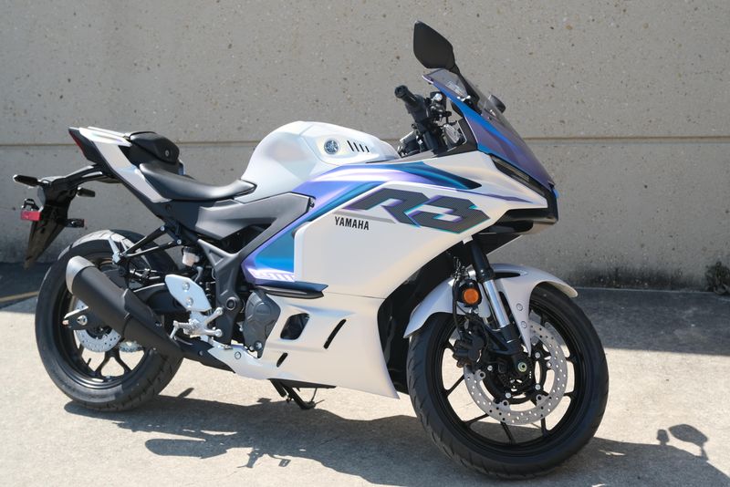 2025 YAMAHA YZFR3 ABS LUNAR WHITE AND NEBULA BLUE 