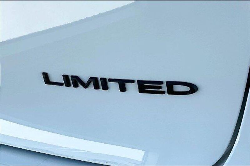 New 2027 Chrysler Pacifica LimitedImage 11