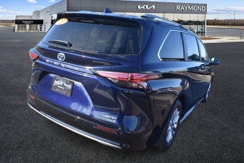 Used 2023 Toyota Sienna LimitedImage 3