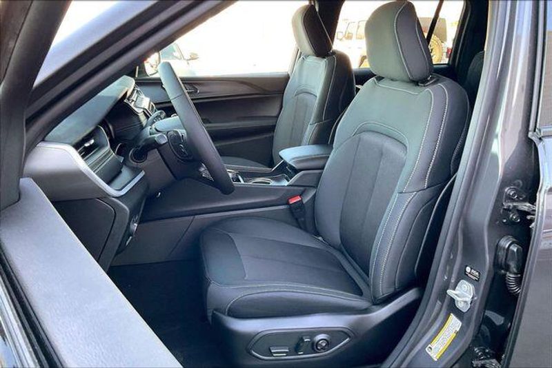 New 2025 Jeep Grand Cherokee Laredo X 4x4Image 8