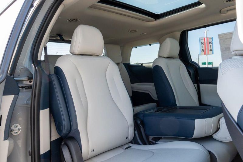 New 2026 Kia Carnival Hybrid EXImage 17