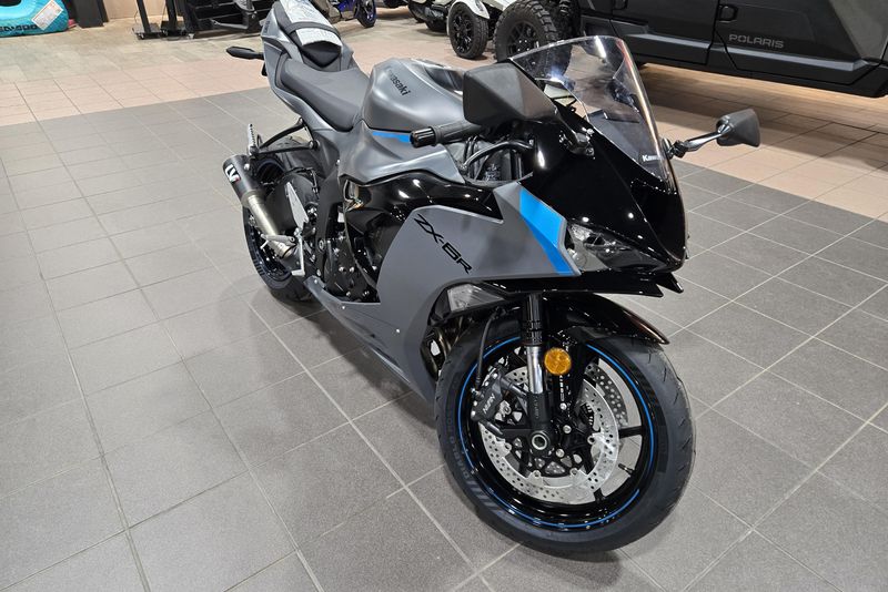2025 KAWASAKI NINJA ZX6R ABS METALLIC MATTE DARK GRAY AND EBONY 