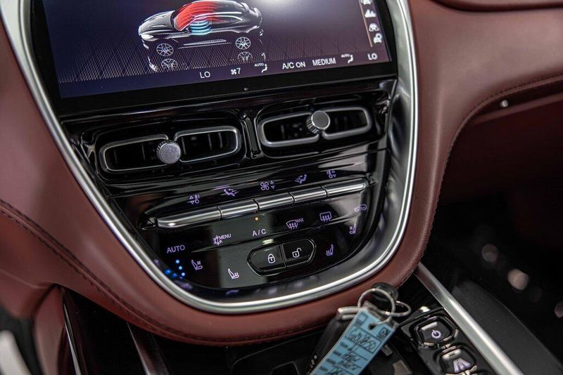 2021 Aston Martin DBX AM8 photo 27