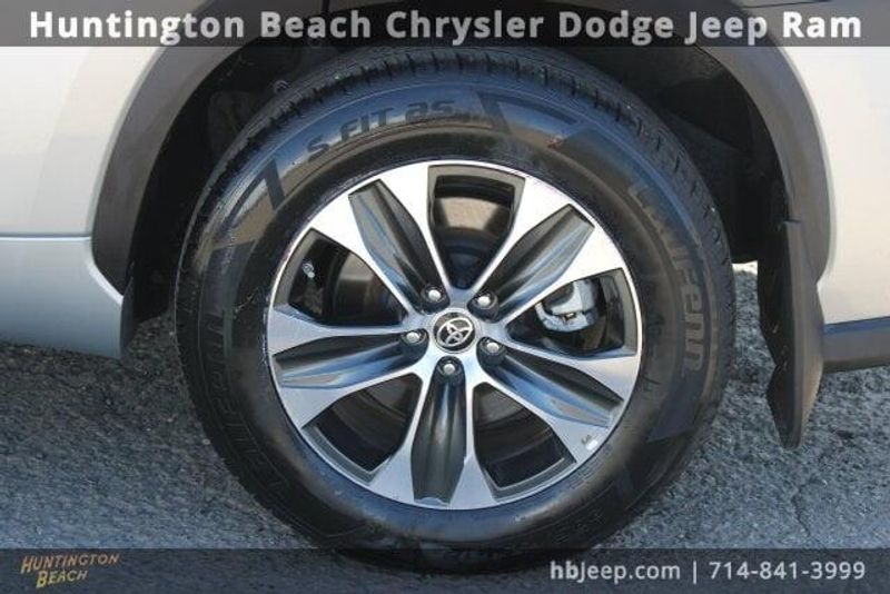 2021 Toyota Highlander Hybrid XLEImage 9