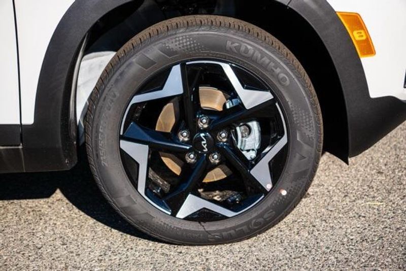 New 2026 Kia Seltos LXImage 8
