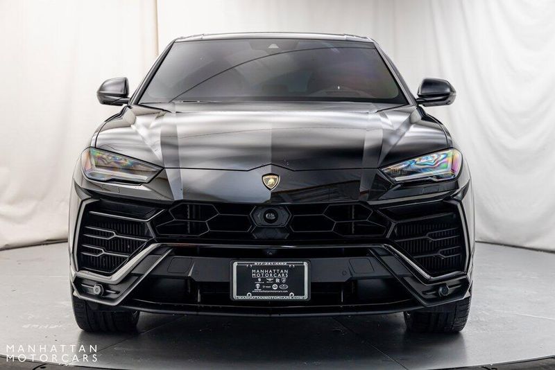 2022 Lamborghini Urus BaseImage 8