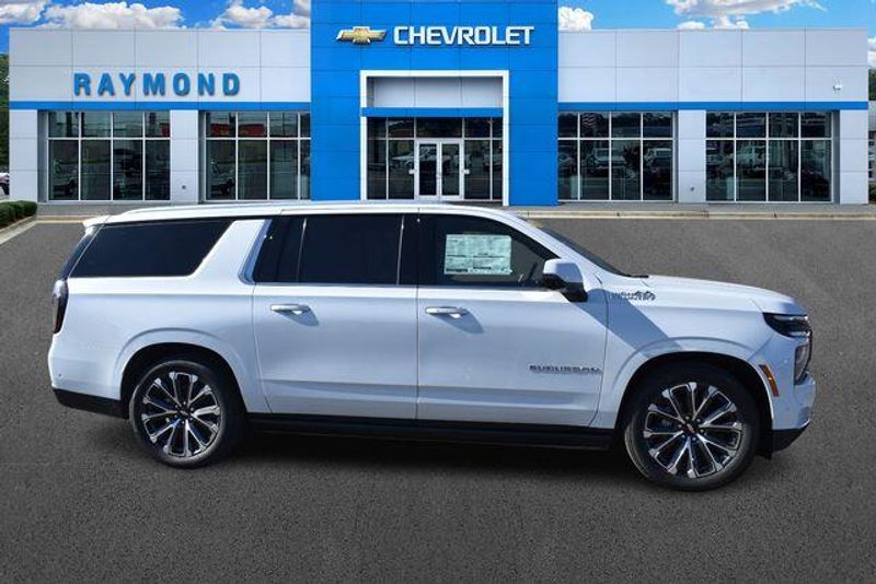 New 2026 Chevrolet Suburban High CountryImage 2