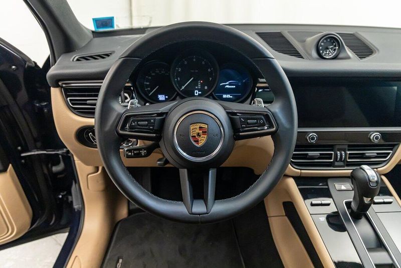 2022 Porsche Macan BaseImage 14