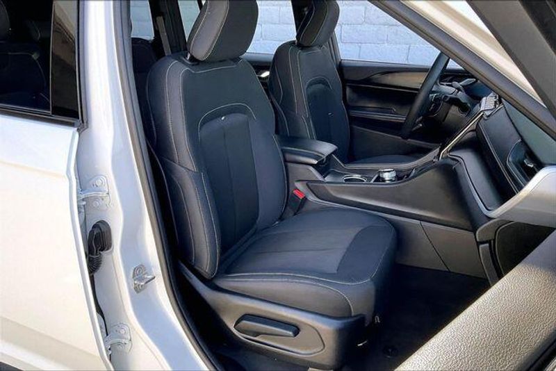 Used 2025 Jeep Grand Cherokee Laredo XImage 6