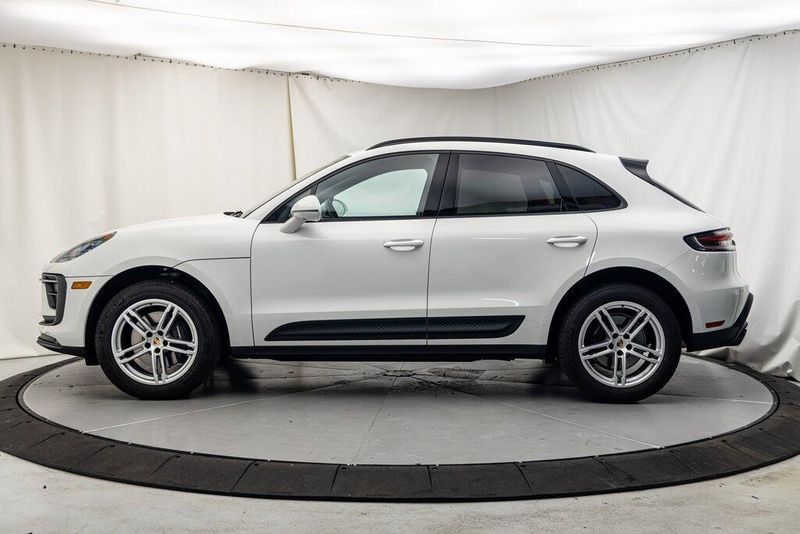 2024 Porsche Macan BaseImage 2