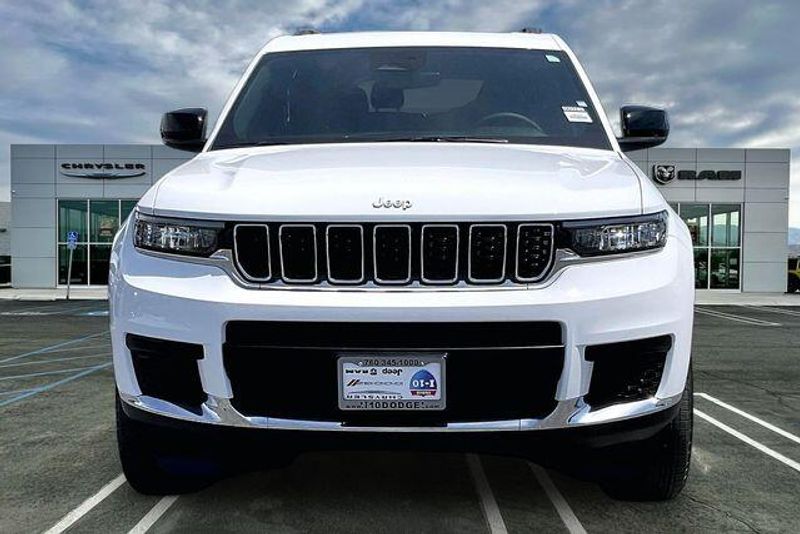 Used 2025 Jeep Grand Cherokee L LaredoImage 2