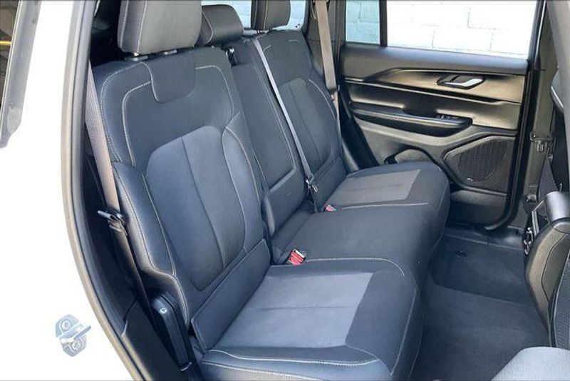 Used 2025 Jeep Grand Cherokee Laredo XImage 26