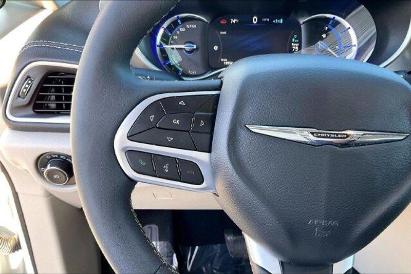 Used 2023 Chrysler Pacifica Hybrid Touring LImage 18
