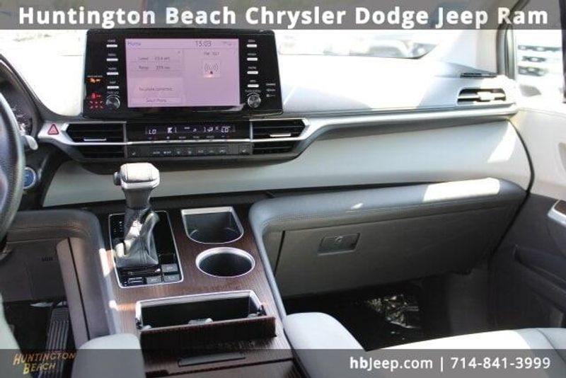 2021 Toyota Sienna XLEImage 16