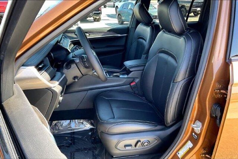 New 2027 Jeep Grand Cherokee Limited 4x4Image 8