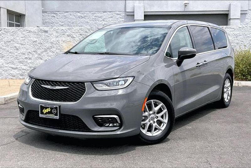 Used 2023 Chrysler Pacifica Touring LImage 1