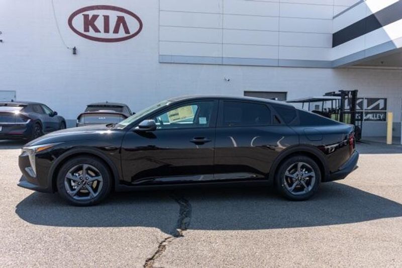 New 2025 Kia K4 LXImage 4