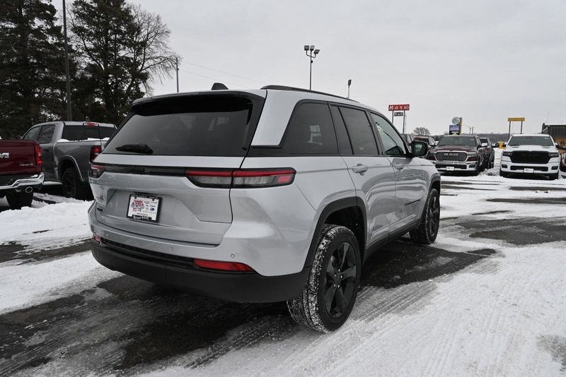 2025 Jeep Grand Cherokee Altitude XImage 10
