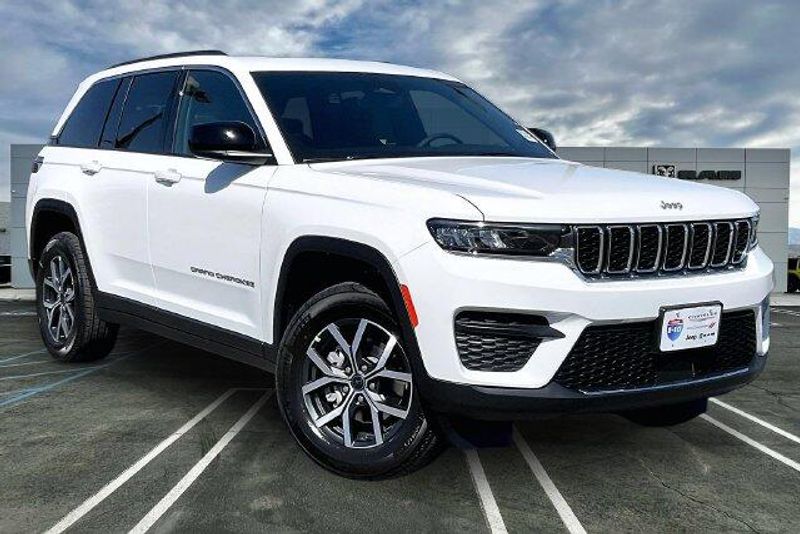 New 2027 Jeep Grand Cherokee Laredo X 4x4Image 14