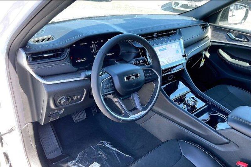 New 2027 Jeep Grand Cherokee Laredo Altitude 4x4Image 6