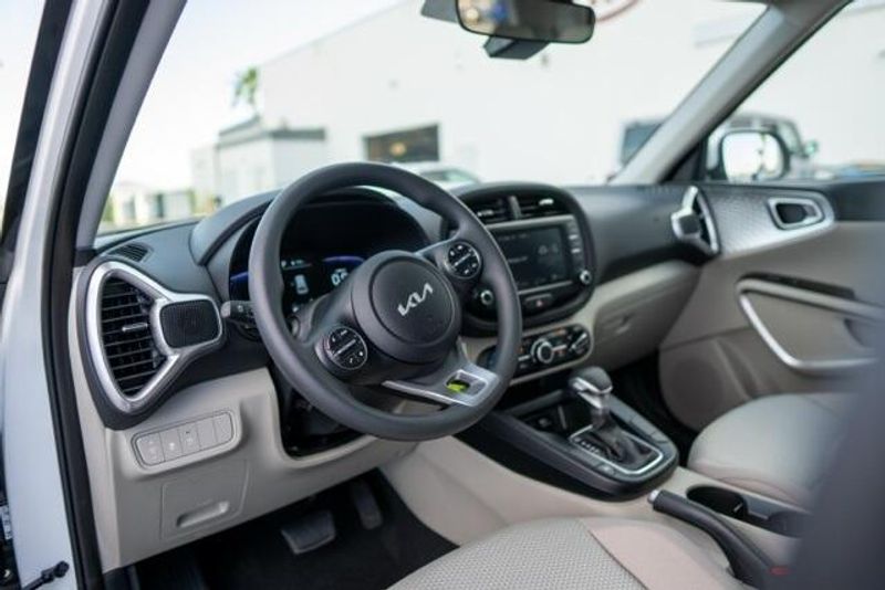 New 2025 Kia Soul LXImage 9