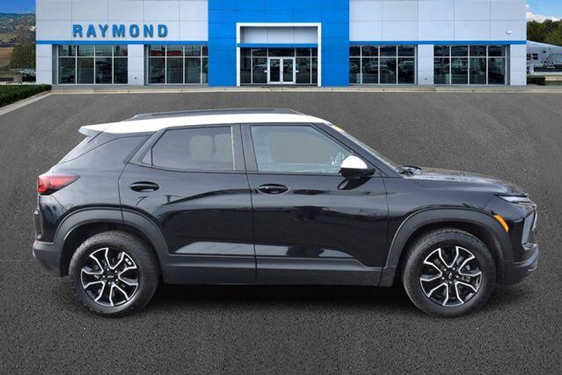 Used 2025 Chevrolet TrailBlazer ActivImage 2