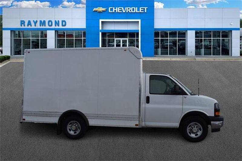New 2025 Chevrolet Express 3500 Work VanImage 2