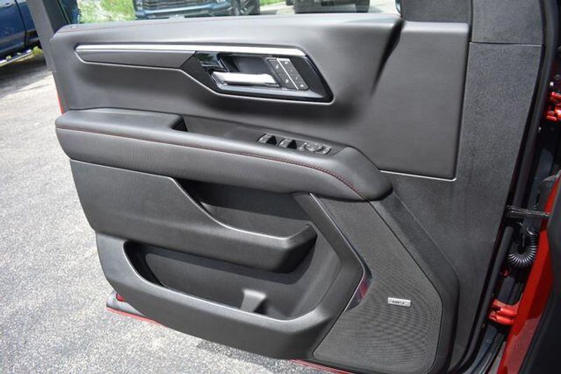 New 2026 Chevrolet Suburban RSTImage 39