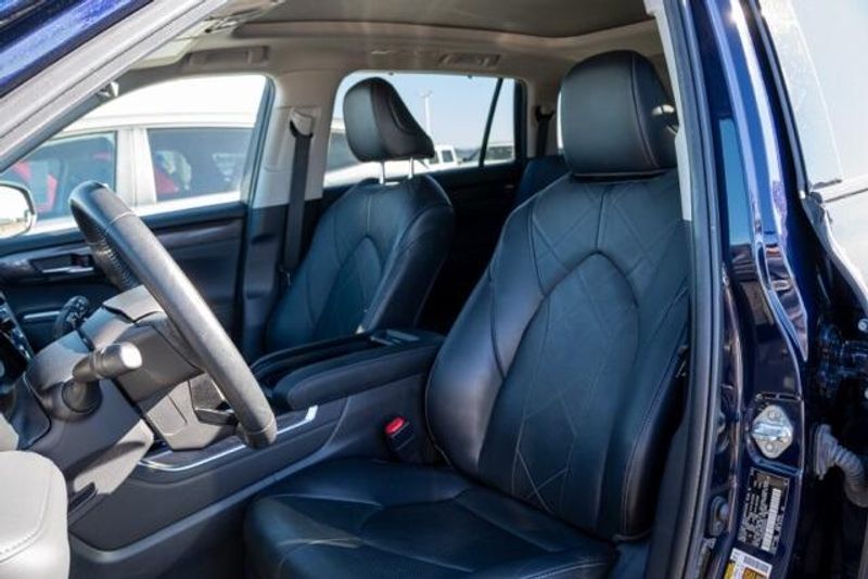 Used 2022 Toyota Highlander Hybrid PlatinumImage 12