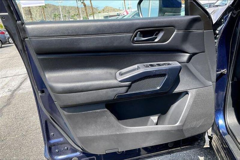 Used 2025 Nissan Pathfinder SVImage 22